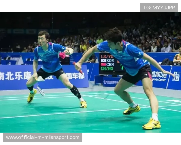 成都蓉城亚历斯祖前场断球,顺势送出直塞到肋部